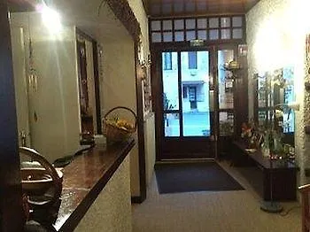 ホテル Logis Restaurant Les Carillons 2*