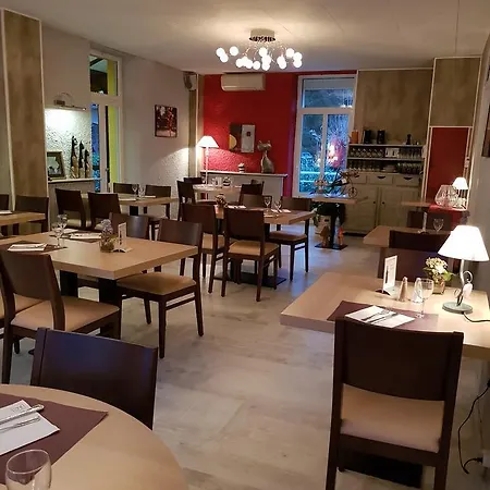 ホテル Logis Restaurant Les Carillons 2*