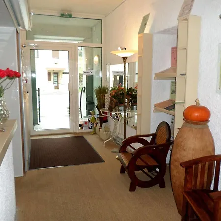 Logis Restaurant Les Carillons ホテル Cransac