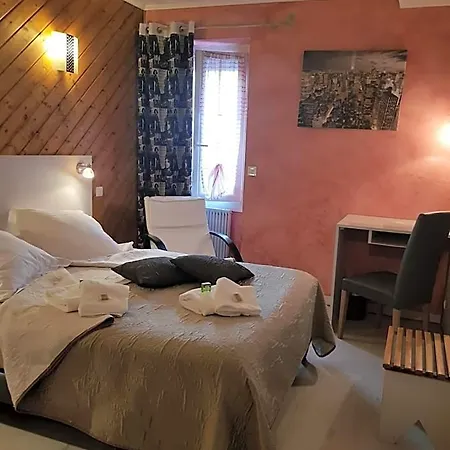 ホテル Logis Restaurant Les Carillons