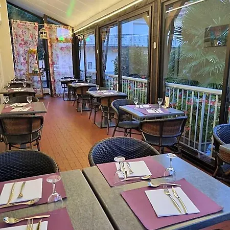 Hotel Logis Restaurant Les Carillons 2*
