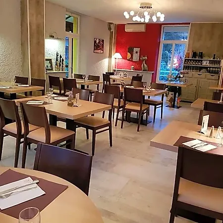 ホテル Logis Restaurant Les Carillons 2*